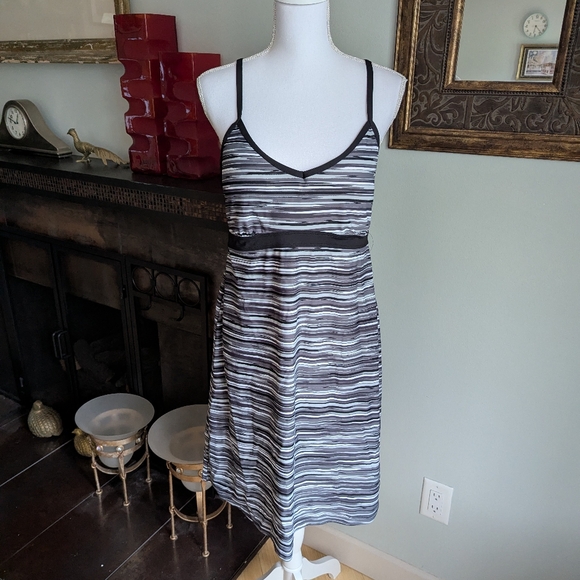 Athleta Women's Large Shorebreak Abstract Striped Swim Dress Black White Gray - Picture 1 of 11
